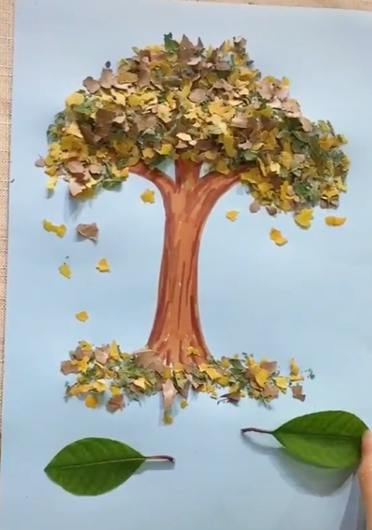 美术老师用树叶画大树,满满秋天的味道,尤其是小刺猬