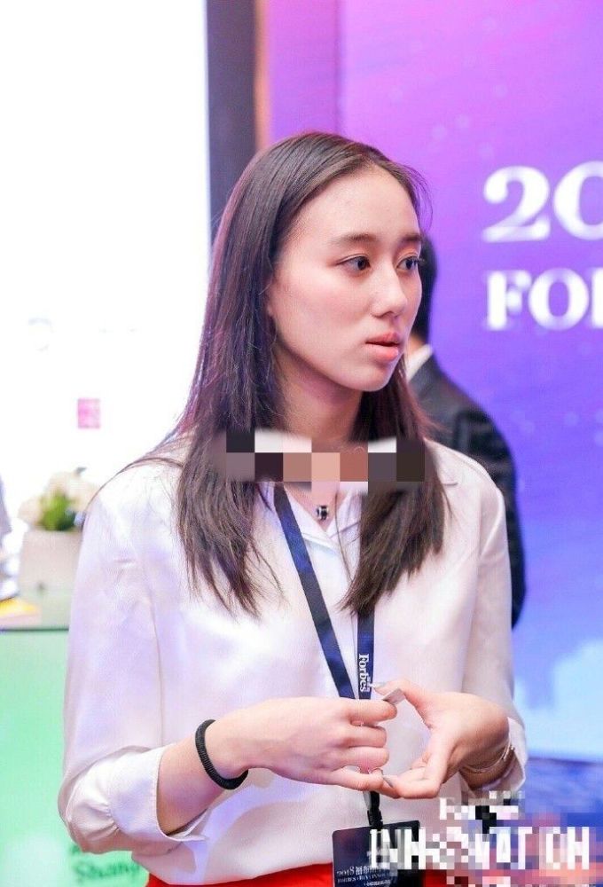 赌王最小女儿何超欣未修生图,眼睛无神嘴巴奇怪,不如小时候好看