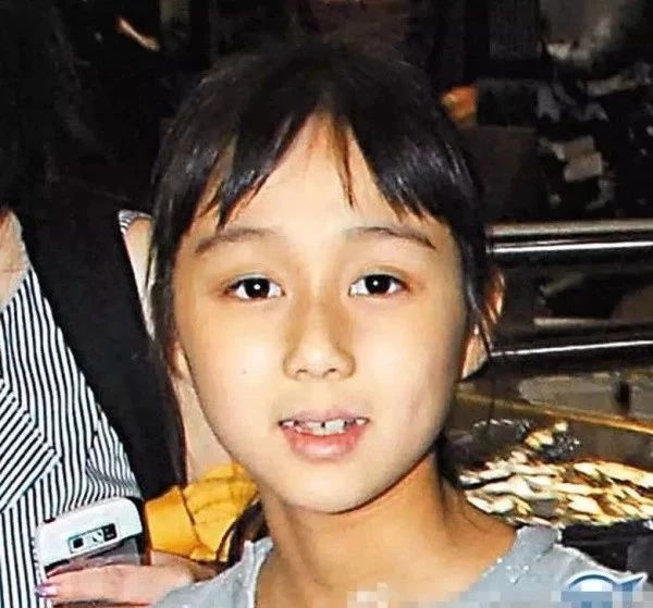 赌王最小女儿何超欣未修生图,眼睛无神嘴巴奇怪,不如小时候好看