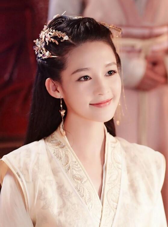 还记得女演员李沁吗,为什么她总爱留直发,当看见她卷发的瞬间,我懂了