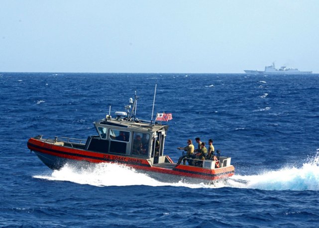 美国海警船进黄海并放快艇巡逻 我万吨海警船坐镇威武如山