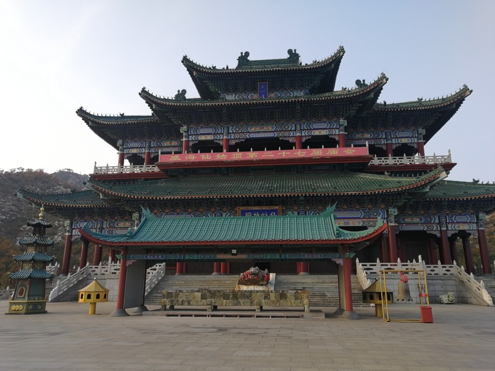 一座宫殿似的古建筑——玉仙宫,称得上玉楼金殿,宏伟壮丽.