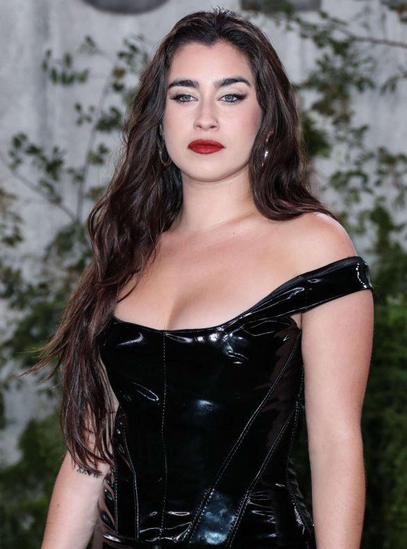 当天,罗伦·豪瑞吉(lauren jauregui)出席在韦斯特伍德福克斯乡村剧院