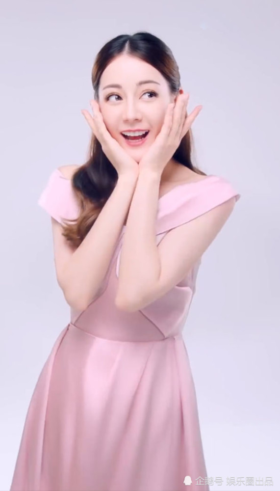 迪丽热巴穿粉色公主裙玩五连拍,热情送吻抛媚眼,少女感十足