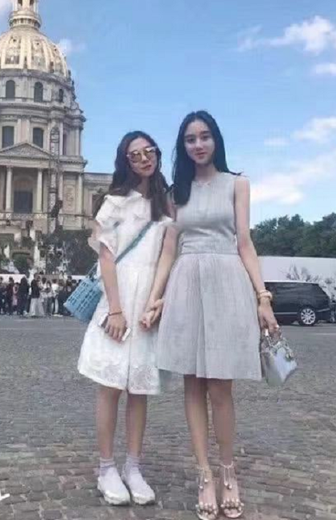 作为赌王最小的女儿何超欣可以说是被捧着长大的.
