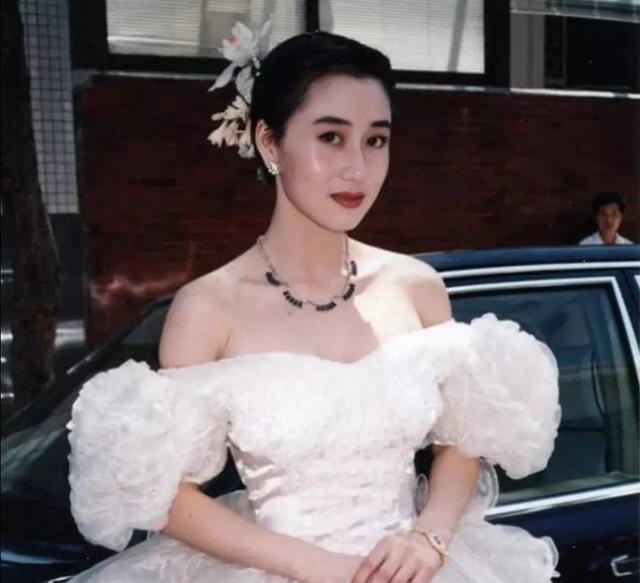 利智离开何鸿燊后,李连杰为什么与黄秋燕离婚娶了她?