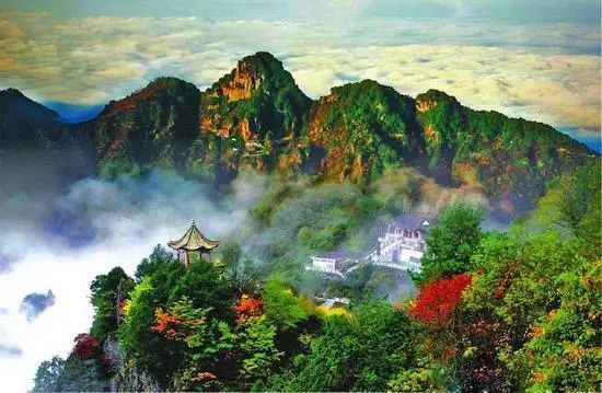 南宫山景区位于位于陕西省安康市岚皋县东部,由二郎坪,金顶,火山石
