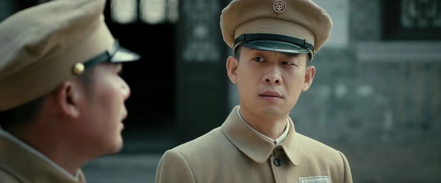 却又是正反两派的对立者;潘之琳饰演的公安组长白玲,虽说在