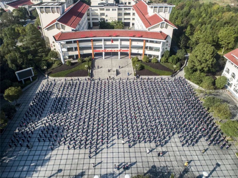 今天,我们一起走进丽水市文明校园——缙云县实验中学,看那绿树掩映