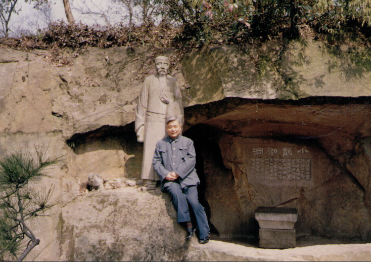 1981年,邓稼先摄于杭州西泠印社邓石如塑像前(受访者提供)