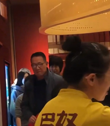 王育成拉手郎平吃火锅,食客围观见证幸福,关系紧张谣言不攻自破