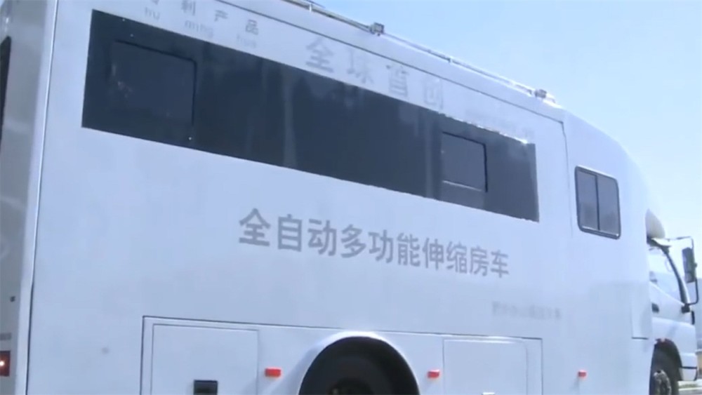 大叔用3年研发首辆全自动伸缩房车面积达25平米可住9人