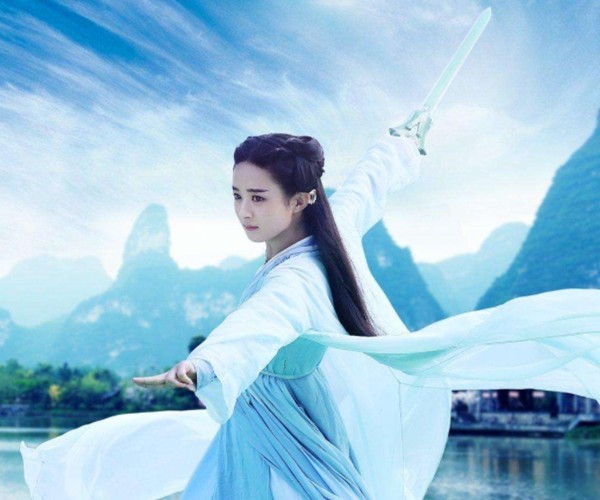 女星古装舞剑,赵丽颖,刘亦菲,你喜欢哪一位?