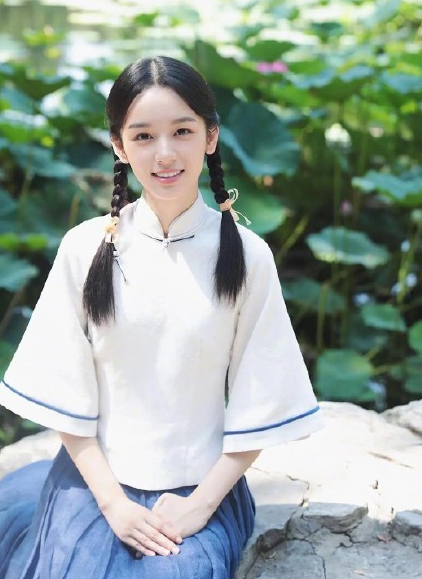 同穿民国学生装,古力娜扎精致,《少年的你》魏莱扮演者才是国色天香!