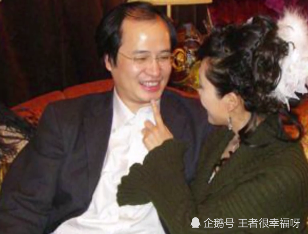 于文华和前夫离婚后再婚,现任丈夫却很少露面,网友:颜值是硬伤