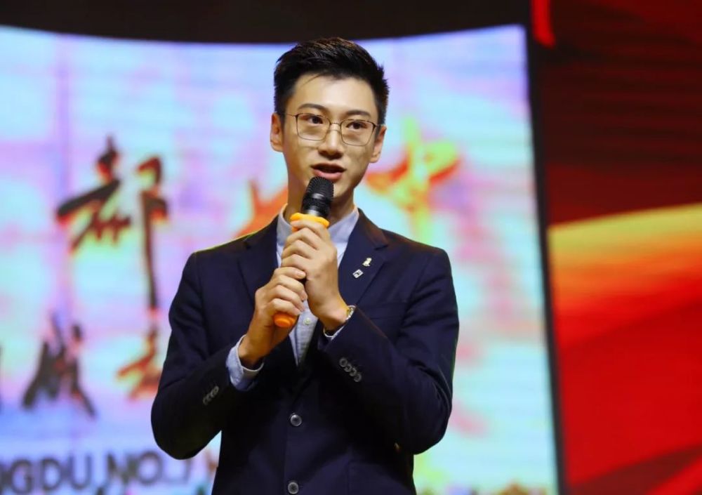 周炜:让深情与期待成为人生轨迹的延续 | 教师说