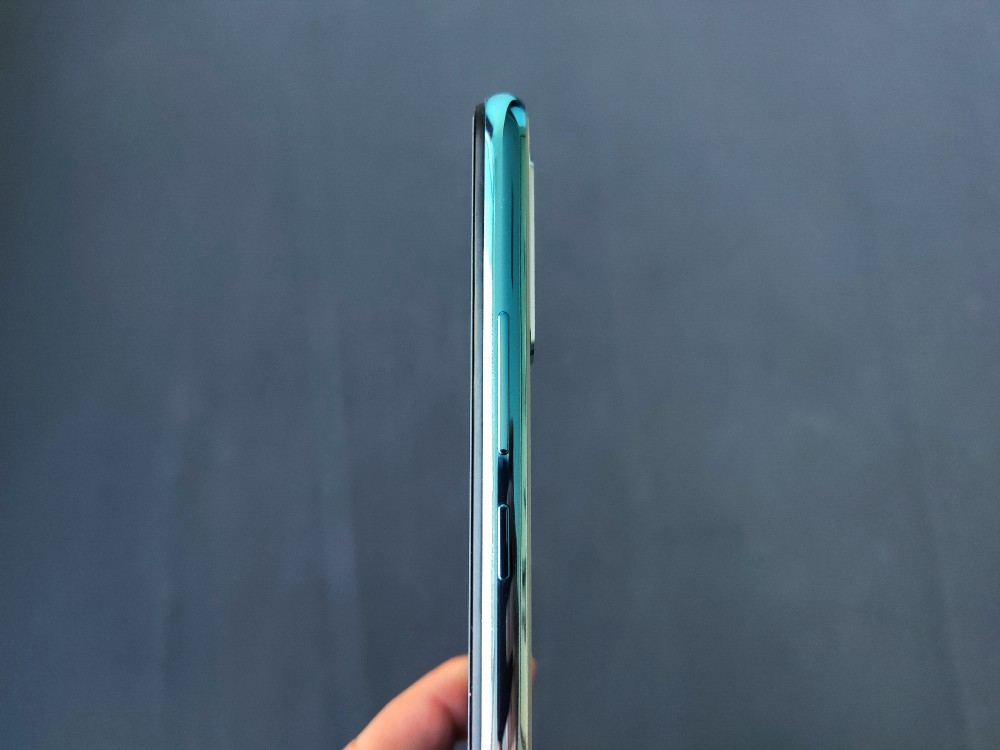 机身底部为3.5mm耳机孔,usb type-c接口,扬声器和收音mic.