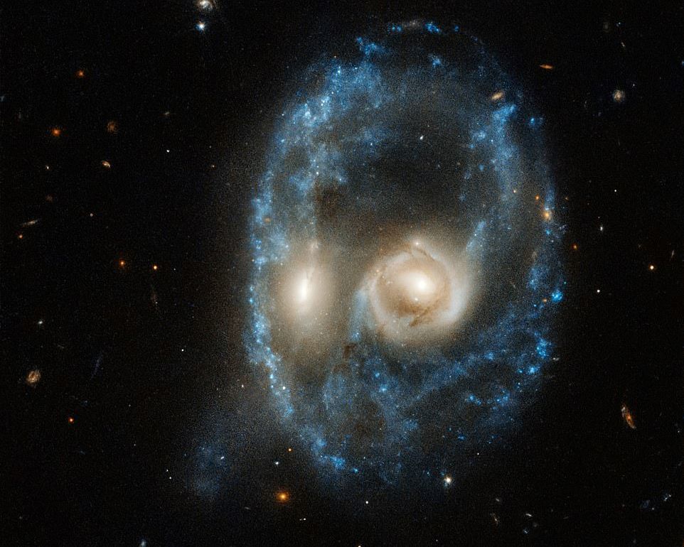 两个相撞的星系相撞,形成一张可怕的面孔 ,看着令人毛