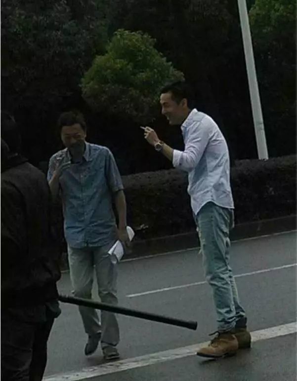他的驼背是不是改不过来了