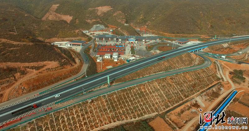 10月28日,俯瞰太行山高速公路.记者田瑞夫摄