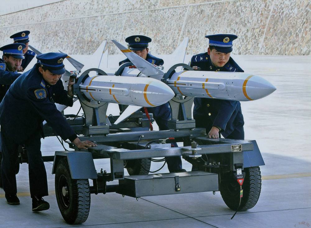 空战必不可少的重要武器,谈我国战斗机装备的中远程雷达制导空空导弹