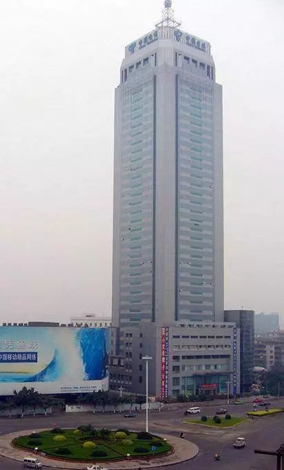 在上世纪80年代以前,8层高的江门大厦是最高建筑和标志性建筑; 江门