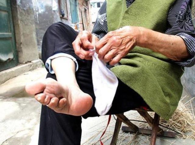 中国最后的小脚老人,三寸金莲从来都不洗,只有丈夫见过脚!
