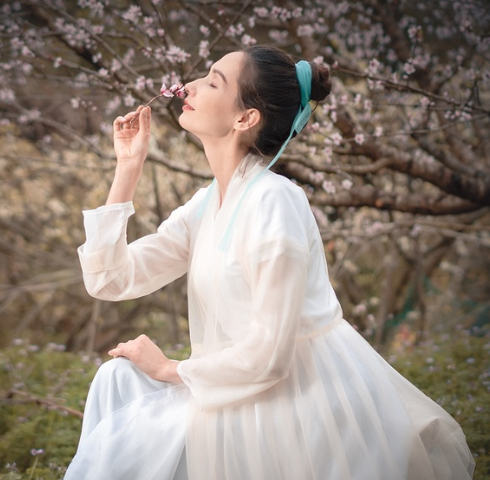 清纯的古风系美女,一身白衣很清新