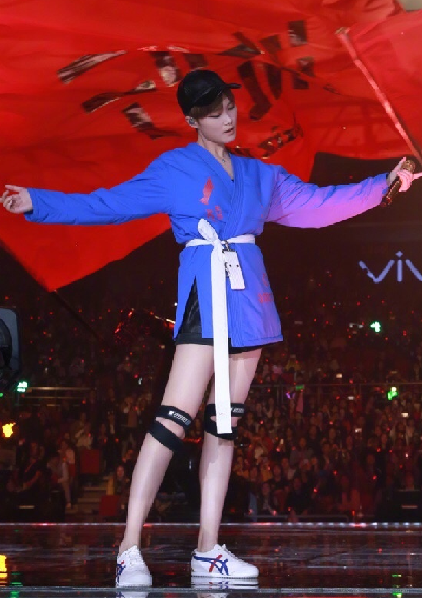一直深信李宇春不会露腿,当她把裤子割开半截后,谁看