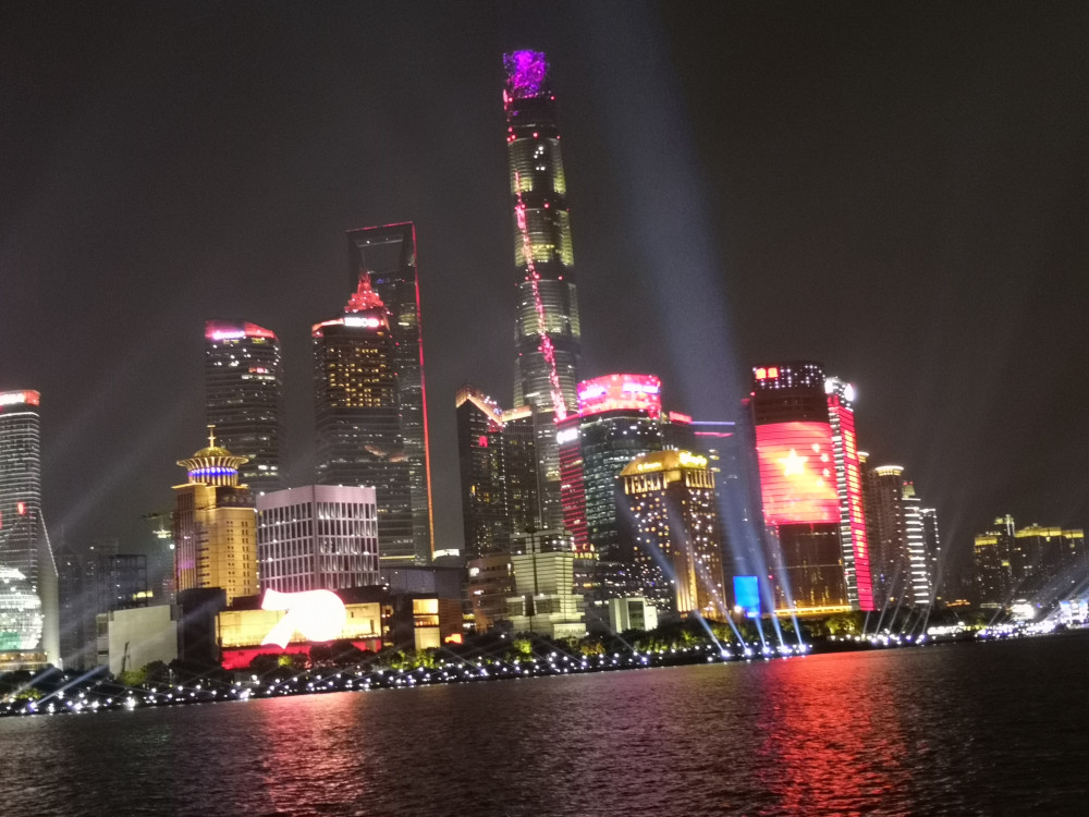 这地方因为最美夜景成为上海著名景点,璀璨灯光打造一