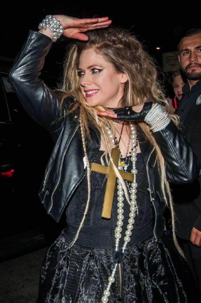 搞笑超模rickey这次认真搞了一套《黑客帝国》男主角的look,走路带风