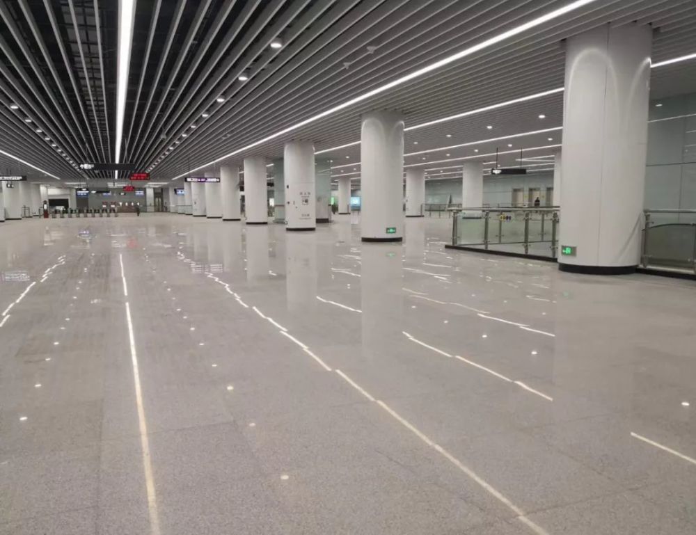 天河公园站内情况,不愧是亚洲最大,你们感受一下两个闸机之间的距离.