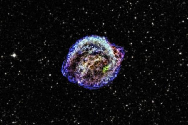 当一颗大质量恒星走到生命尽头时"超新星爆炸"
