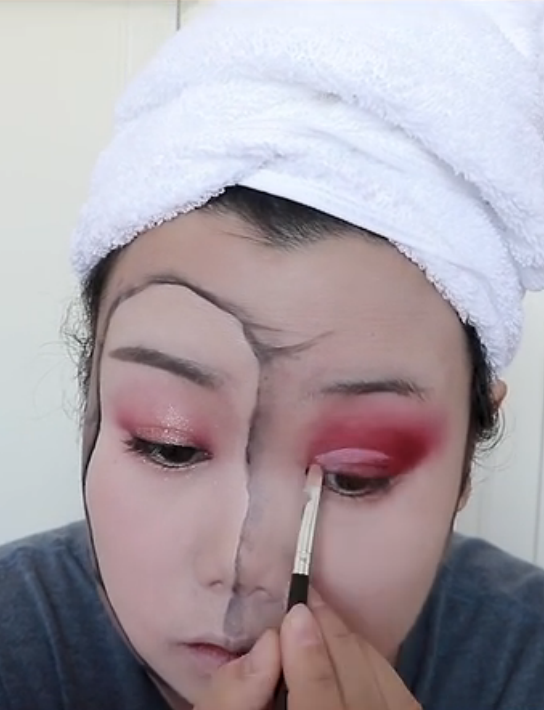 小姐姐化"半脸小丑面具"妆,开始:挺专业,结果:意外的