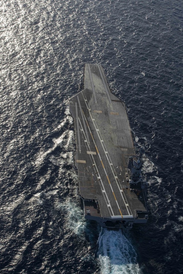 美军最新超级航母开始海试 十万吨级战舰也能玩漂移