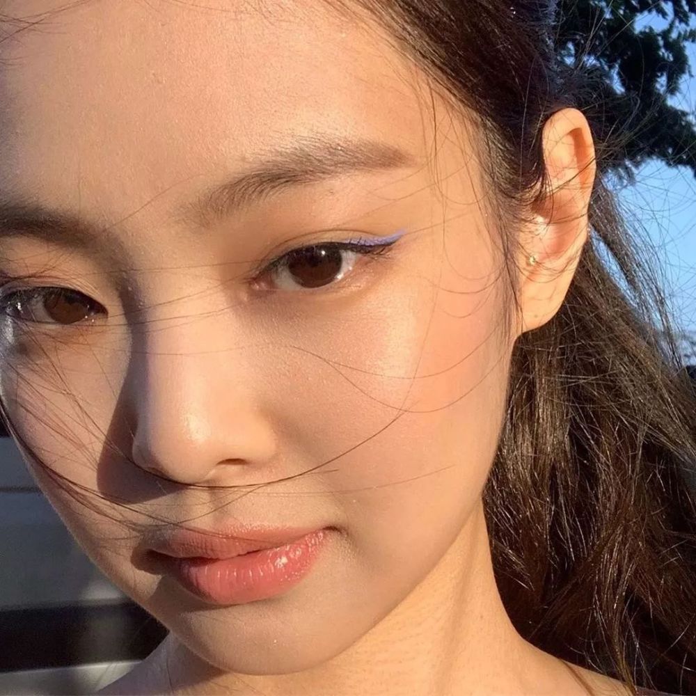 jennie的眼睛属于细长眼型,猫系颜的她将眼线稍作延长,再晕染上秋日