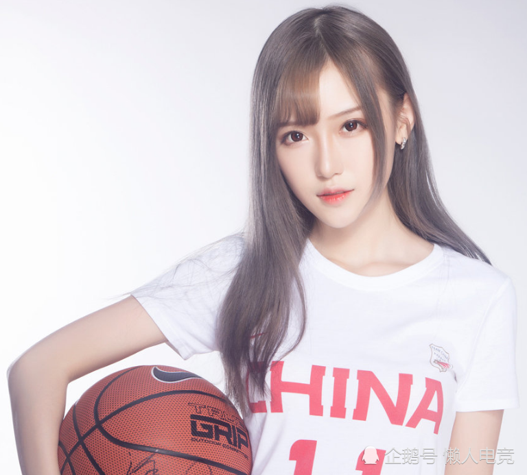 腐团儿拍运动风定妆照,面无表情用篮球当道具,女神魅力尽显无遗