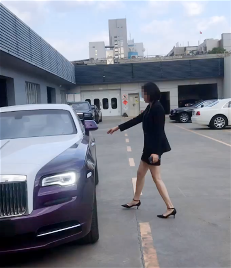 白富美座驾,双拼色劳斯莱斯魅影,落地710万,女车主比车还养眼