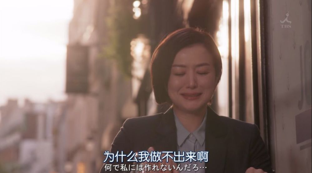 尾花夏树躲到了玻璃后,若有所思的表情非常到位
