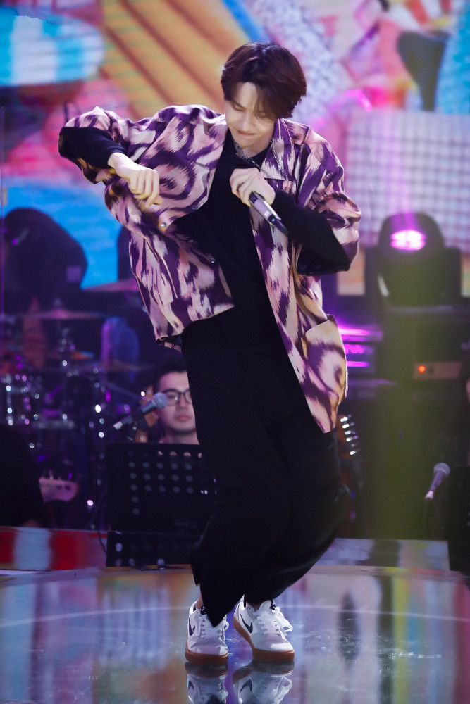 王一博参加新综艺嗨唱转起来,看到他舞台上跳舞的样子,不愧是王甜甜