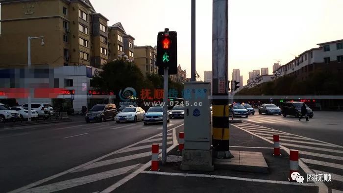准备横过街路时,发现由东向西的人行信号灯"闹病",红灯和绿灯一起亮