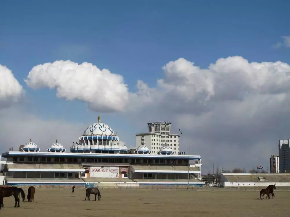 内蒙古自治区赛马场位于呼和浩特市北郊,是目前亚洲规模最大的赛马场