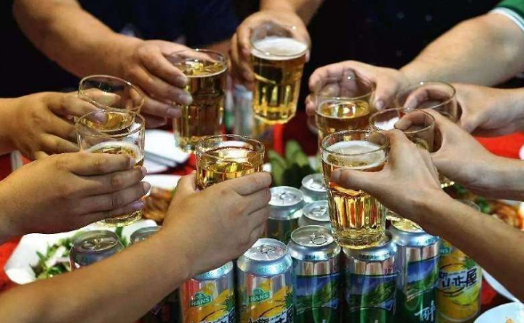 酒鬼们也怕它,酒桌上的这2种"夺命酒",有一种竟还是啤酒?