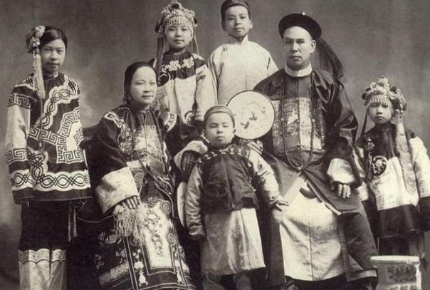 中国古代史之清朝老照片,第五张正房危襟正坐,小妾只能站在旁边拍照