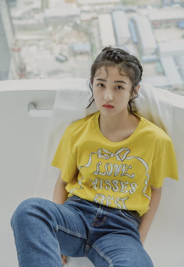 18岁张子枫越长越美了,穿白色背心配半裙像小仙女,这腰也太小了