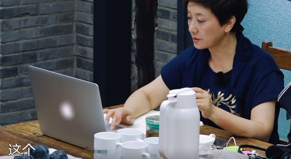 邓婕录节目玩手机,当曝光屏幕内容那一刻,网友们都炸锅了!