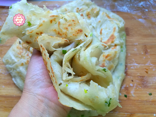 家常葱花饼的做法:葱花的香味,搭配饼的酥脆太好吃了!