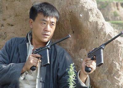 前些年有一部电视剧《敌后武工队》,由何冰饰演的魏强,使用的就是两支