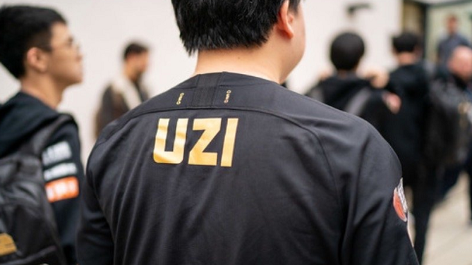 今年uzi无奈离开赛场的背影,给予许多rng粉丝迎头痛击,这个背影我
