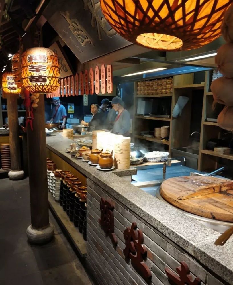 南京大牌档的门店, 全球有64家, 每一家的装修风格都十分相似, 门口